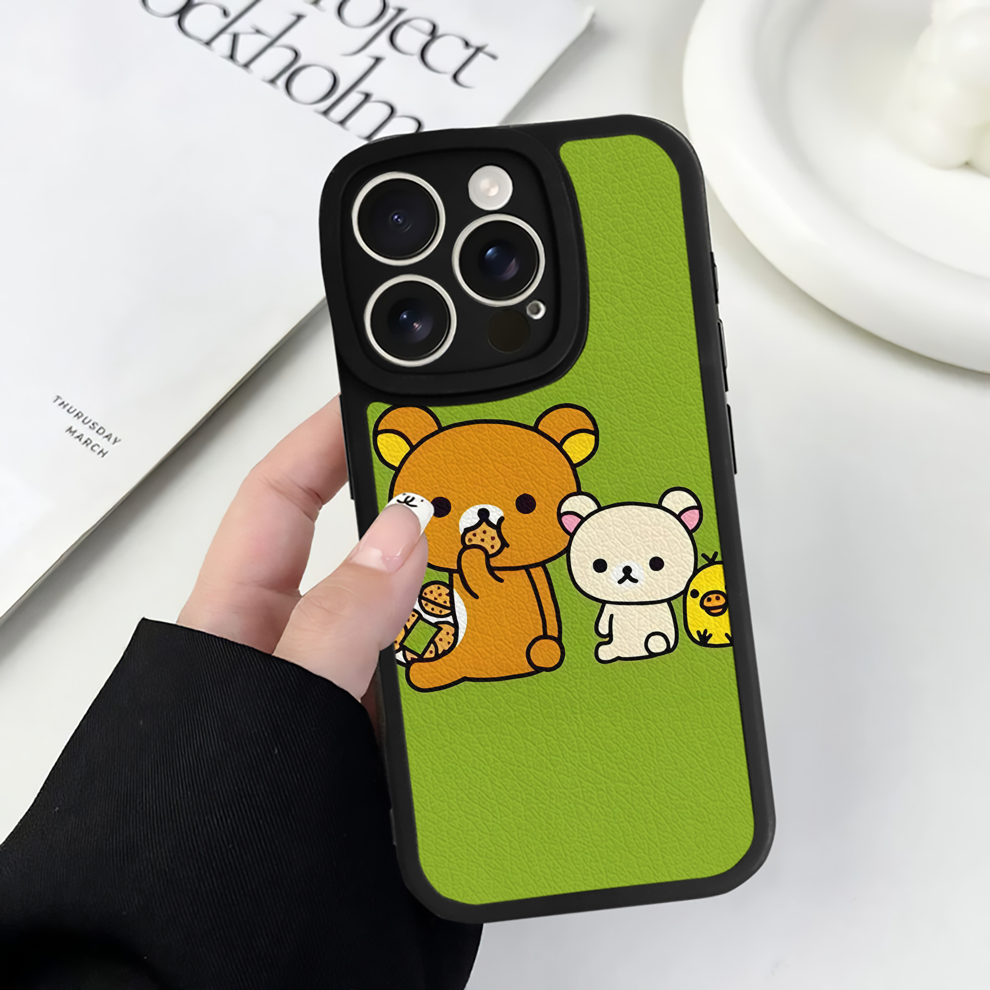 （画像用） リラックマ リラックマ キイロイトリ Rilakkuma Korilakkuma Kiiroitori 【iPhone 16シリーズ対応】シリコンスマホケース（レザー調） 材質：シリコン